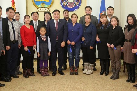 Хотын дарга 15 иргэнд орон сууцны түлхүүр гардуулан өглөө