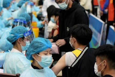 БНХАУ нэг тэрбум гаруй тун вакцин иргэддээ тарьжээ