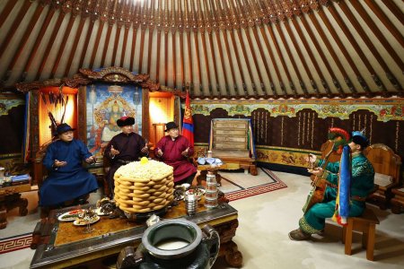 Монгол Улсын Ерөнхийлөгч У.Хүрэлсүх Есөн хөлт цагаан туганд хүндэтгэл үзүүлж, Төрийн золголт хийв