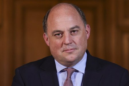 ОХУ Их Британийн батлан хамгаалахын сайд асан Б.Уоллесыг эрэн сурвалжлагдаж буй хүмүүсийн хар жагсаалтдаа оруулжээ 