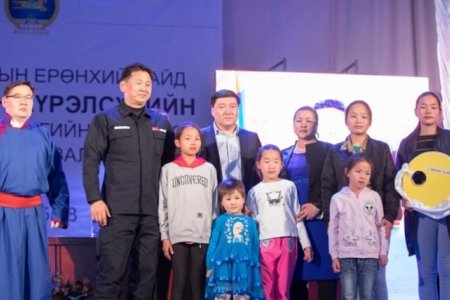 Ерөнхий сайд У.Хүрэлсүх эгч, дүү есөн өнчин охинд хоёр өрөө байр бэлэглэлээ