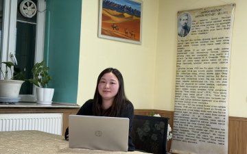 Оюутан судлаач М.Адъяасүрэнгийн бичсэн “Дорно дахины ард түмний ертөнцийн үүслийн домог зүйн өгүүлэмжийг харьцуулах нь” өгүүлэлд бичсэн Ө. Хулангийн шүүмж (9)