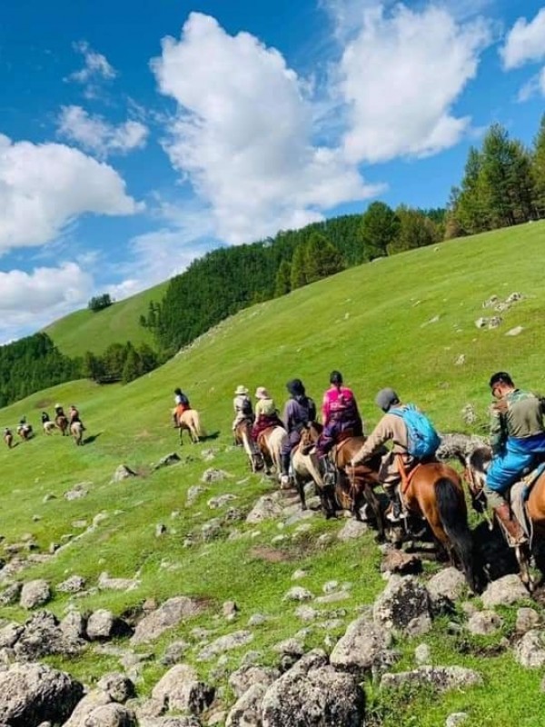 Nomadic life exploring & horse trekking in the beautiful mountain range