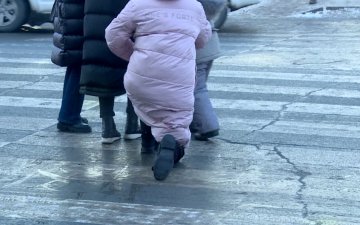 Зөвхөн 10 минутын хугацаанд 1-р сургуулийн урд хэсгийн явган хүний зам дээр 10 гаруй хүн халтирч унажээ
