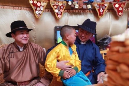 Монгол Улсын Ерөнхий сайд У.Хүрэлсүх соёолонгийн түрүү авсан галаар зочлов