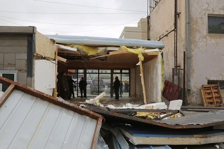 ХСҮТ-ын зүүн талд зөвшөөрөлгүй өргөтгөсөн барилгыг албадан буулгаж орц гарц нээв