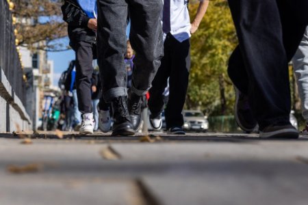 Хотын гудамжаар яваа хүний хөл доор юу байдаг вэ?