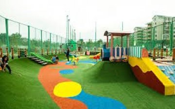 Тоглоомын талбайн хүрэлцээгүйн улмаас хүүхдүүд гэмтэж байна