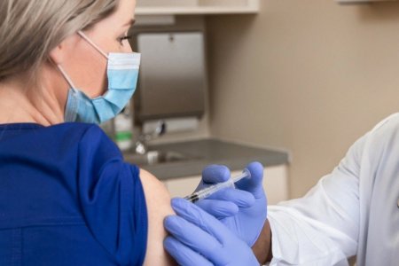 Монгол Улсад байнга оршин суугаа гадаадын иргэдийг вакцинд хамруулж байна