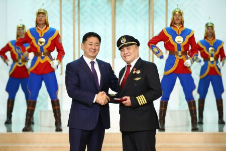 Нисэх хүчин үүсэж хөгжсөний 100 жилийн ойг тохиолдуулан Гавьяат нисгэгч Р.Бат-Эрдэнэд Хөдөлмөрийн баатар цол хүртээлээ