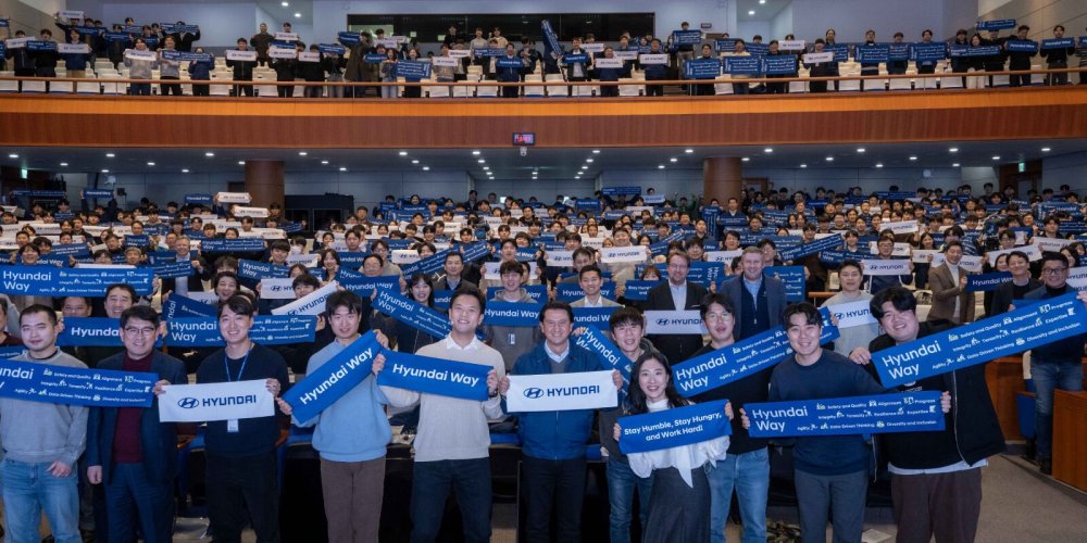 Hyundai Motor Company-ийн Ерөнхийлөгч бөгөөд Гүйцэтгэх захирал Хосе Муньоз Намянгийн R&D төвийн ажилчидтай уулзлаа.