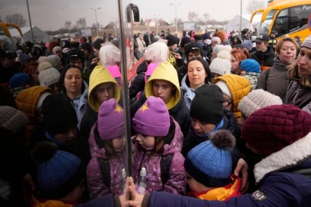 Украины дөрвөн сая иргэн хөрш орнууд руу дүрвэжээ