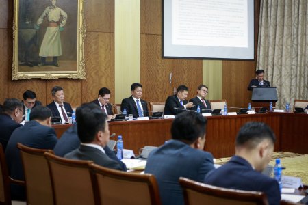 У.Хүрэлсүх: Архангай, Төв, Сэлэнгэ, Өмнөговь, Хэнтий аймагт үйл ажиллагаа явуулж буй уул уурхайн компаниудын зөвшөөрлийг цуцла