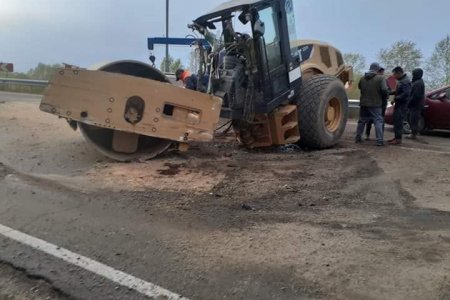 СЭРЭМЖЛҮҮЛЭГ: Ачиж явсан механизм нь тэвшнээс унаж, замын зорчих хэсгийг эвдэлжээ