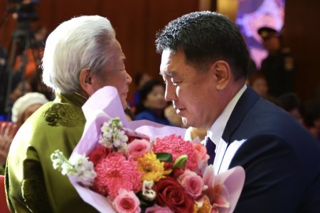 Монгол Улсын Ерөнхийлөгч У.Хүрэлсүх ээжүүд, охид, бүсгүйчүүдэд талархал илэрхийлж, сайн сайхан бүхнийг хүсэн ерөөв