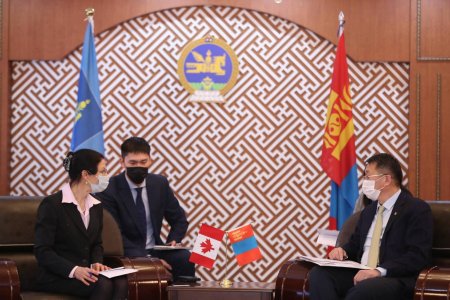 КАНАД УЛСЫН ЭЛЧИН САЙД БОЛОВСРОЛЫН САЛБАРЫГ ДЭМЖИЖ, ХАМТАРЧ АЖИЛЛАХАД БЭЛЭН ГЭДГЭЭ ИЛЭРХИЙЛЛЭЭ