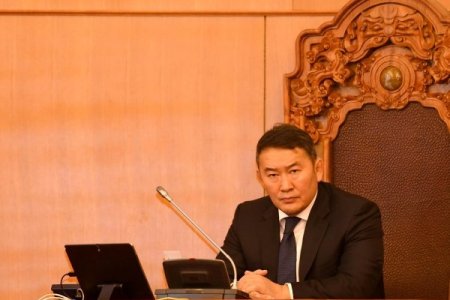 Ерөнхийлөгч Х.Баттулгад шаардлага хүргүүлэхээр жагсаж байна