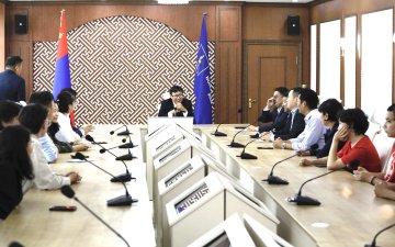 Боловсролын сайд математик, биологийн олон улсын олимпиадад амжилттай оролцсон багш, сурагчдыг хүлээн авлаа.