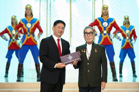 Шилдэг бүтээлүүдэд Төрийн шагнал хүртээлээ