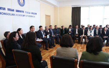 Ерөнхий сайдын шинжлэх ухааны салбарынхантай уулзаж буй 