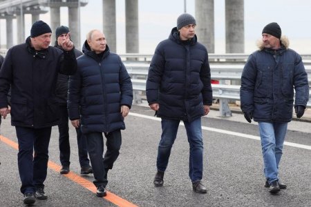 Хоёр сарын өмнө дэлбэрэлтэд өртсөн Крымийн гүүрээр В.Путин Мерседес бенз хөлөглөн зорчив
