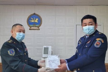 Цэргийн төв эмнэлгийнхэнд хүчилтөрөгчийн аппарат хандивлалаа