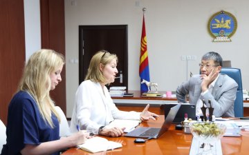 БОЛОВСРОЛЫН САЙД Л.ЭНХ-АМГАЛАН ПИЙРСОН КОМПАНИЙН УДИРДЛАГАТАЙ УУЛЗЛАА