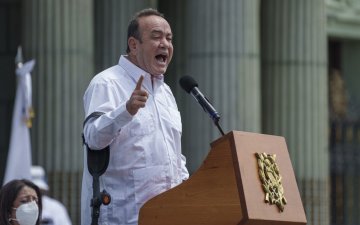 Гватемал улсын ерөнхийлөгч үр хөндөлт болон ижил хүйстнүүдийн гэрлэлтийг хориглох хуулийн төсөлд хориг тавьжээ