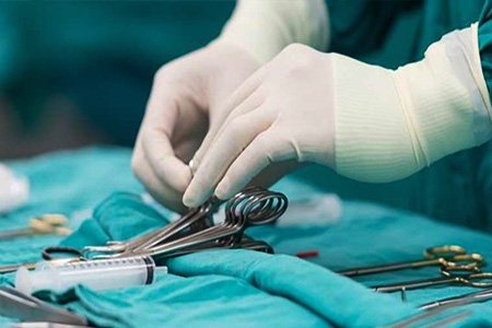 Хуруугаа таслуулсан охинд хуруу залгах мэс засал хийжээ