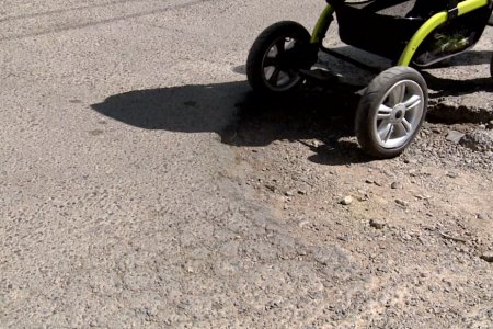 Эцэг эх, асран хамгаалагчид энхэл донхол болсон замаар бага насны хүүхдийг тэрэгтэй нь түрж зорчиж байна