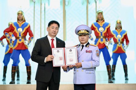 Сүнрэвийн Ганбямбад дэслэгч генерал цол хүртээлээ