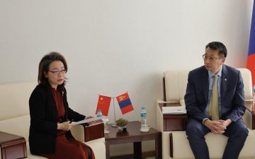 БОЛОВСРОЛЫН САЙД Л.ЭНХ-АМГАЛАН БҮГД НАЙРАМДАХ ХЯТАД АРД УЛСААС МОНГОЛ УЛСАД СУУГАА ОНЦ БӨГӨӨД БҮРЭН ЭРХТ ЭЛЧИН САЙД ШЭНЬ МИНЬЖУАНТАЙ УУЛЗЛАА