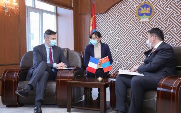 ФРАНЦЫН ИХ ДЭЭД СУРГУУЛИУДАД СЭТГЭЛ ЗҮЙЧДИЙГ СУРГАХАД ХАМТРАН АЖИЛЛАХЫГ ХҮСЛЭЭ