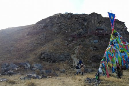 Их тэнгэрийн амны хадны сүг зургийн орчныг тохижуулжээ