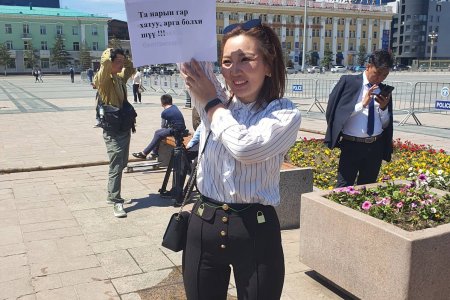 Сэтгүүлчид хэвлэн нийтлэх эрх чөлөөгөө хамгаалж тайван жагсаал хийлээ