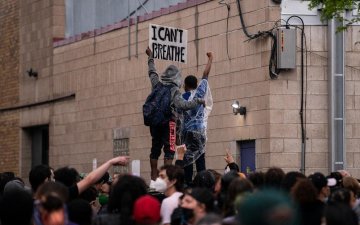 АНУ-ын Миннеаполис хот дахь хүний эрхийн төлөөх эсэргүүцлийн жагсаал дээрэм болон хувирчээ