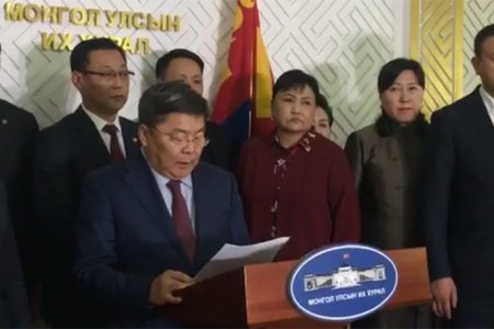 Засгийн газрыг огцруулах бичгээ өргөн барилаа 