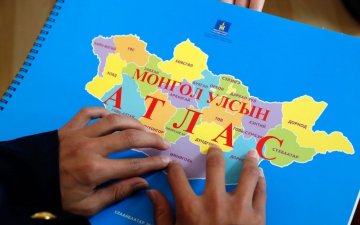 Нийслэлийн 116 дугаар сургуульд Брайль атлас хүлээлгэн өглөө