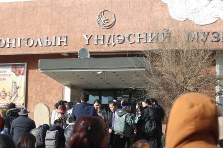 ТАНИЛЦ: ҮНЭ ТӨЛБӨРГҮЙ үйлчилж буй музейн цагийн хуваарь, хаяг