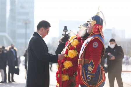 Улс тунхагласны өдрийг тохиолдуулан Д.Сүхбаатарын хөшөөнд цэцэг өргөж, Их эзэн Чингис хааны хөшөөнд хүндэтгэл үзүүлэв