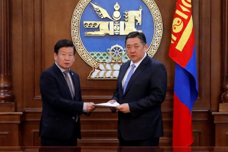 Хуулийн төслийг УИХ-ын дарга М.Энхболдод өргөн барилаа.