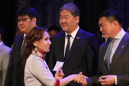 Нийслэлийн есөн дүүргийн 555 ээжид “Алдарт эх”-ийн одон гардууллаа