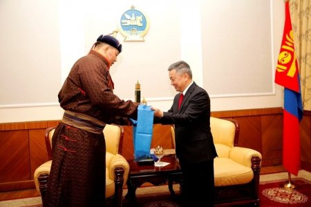 Ерөнхийлөгчийн нэрэмжит үүрд хадгалагдах цомыг Улсын харцага О.Хангайд дурсгалаа