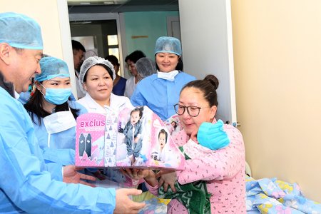 Хотын дарга С.Батболд шинэ оны эхний өдөр төрсөн ээжүүдэд баяр хүргэж, гарын бэлэг гардууллаа