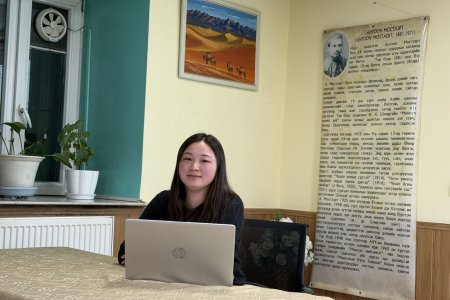 Оюутан судлаач М.Адъяасүрэнгийн бичсэн “Дорно дахины ард түмний ертөнцийн үүслийн домог зүйн өгүүлэмжийг харьцуулах нь” өгүүлэлд бичсэн Ө. Хулангийн шүүмж (9)