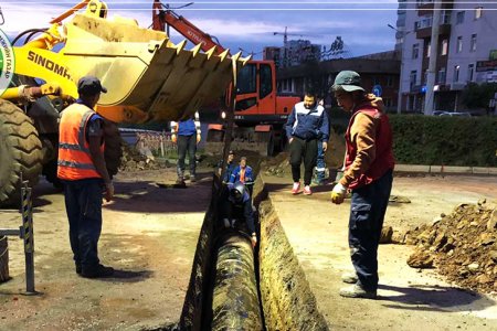 Баянбүрдийн тойрог орчмын авто замд ус зайлуулах шугам угсарч байна