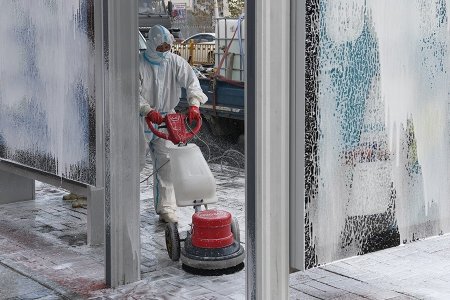 Гэр хорооллын автобусны буудлуудыг угааж, ариутгаж байна