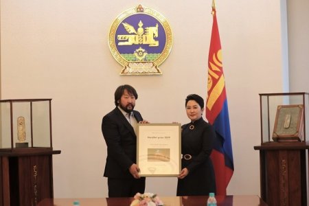 ГАДААД ХАРИЛЦААНЫ САЙД Б.БАТЦЭЦЭГ “НОРДАРТ–ОЛОН УЛСЫН ДҮРСЛЭХ УРЛАГИЙН ҮЗЭСГЭЛЭН”-ГИЙН ТЭРГҮҮН ГРАН ПРИ ШАГНАЛЫН ЭЗЭН А.ОЧИРБОЛДЫГ ХҮЛЭЭН АВЧ УУЛЗАВ