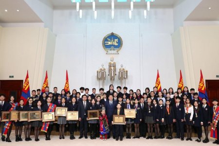 Ерөнхий сайд Л.Оюун-Эрдэнэ 2022 оны онцлох хүүхдүүдэд шагнал гардууллаа