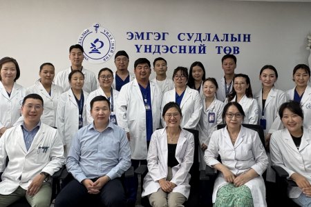 БНСУ-ЫН УЛСАН ИХ СУРГУУЛИЙН ЭМНЭЛГИЙН ЭМГЭГ СУДЛАЛЫН ТАСГИЙН ЭРХЛЭГЧ АУ-Ы ДОКТОР, ПРОФЕССОР ЧОЙ ХЕЙ ЖОН 1 САРЫН ХУГАЦААНД ЭМГЭГ СУДЛАЛЫН ҮНДЭСНИЙ ТӨВД АЖИЛЛАЛАА